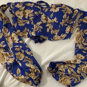 Floral Print Off Shoulder
Lantern Sleeve